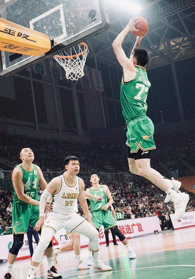 加拿大田径选手以微弱优势获得胜利，击败对手