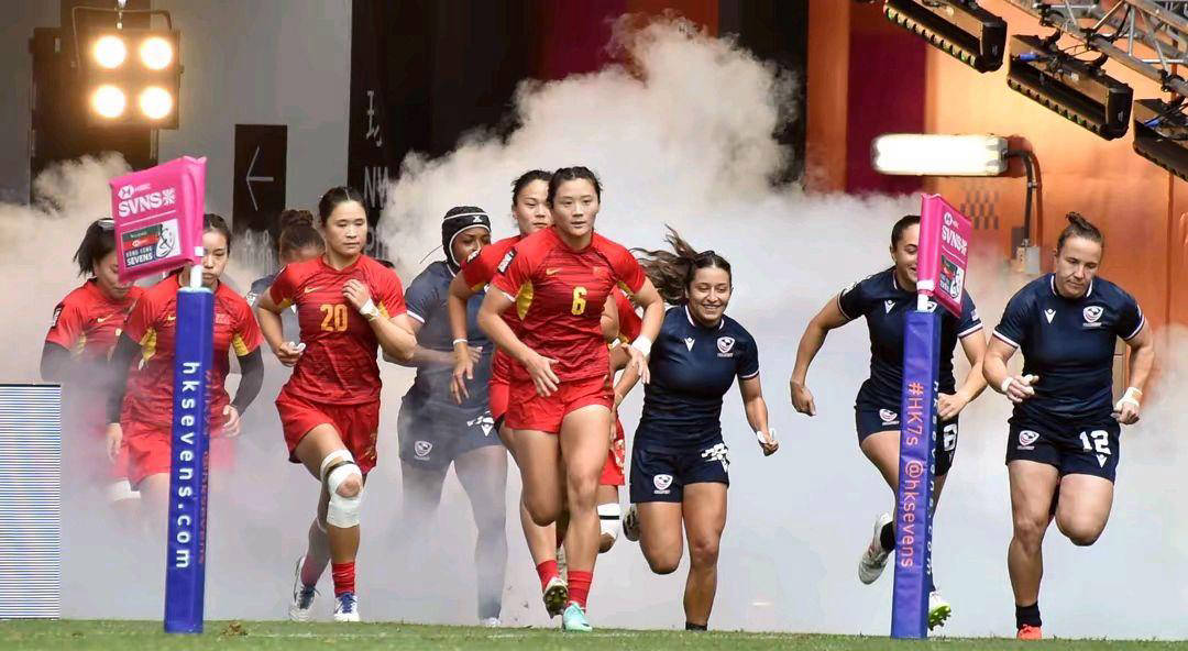 辛勤训练，球队凭借拼搏实力赢得掌声