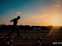 里昂口中嚷嚷，一再斥责队员不努力的简单介绍